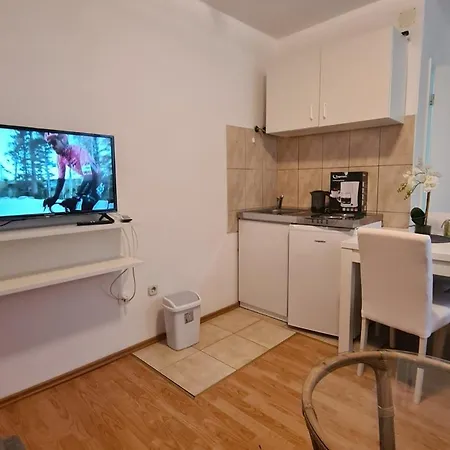 Lana - 40 Metara Do Mora Apartmán