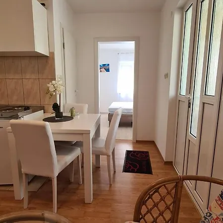 Lana - 40 Metara Do Mora Apartmán *