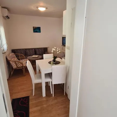 Lana - 40 Metara Do Mora Apartmán Seline