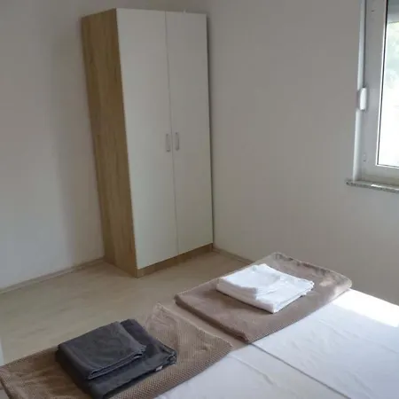 Lana - 40 Metara Do Mora Apartmán *