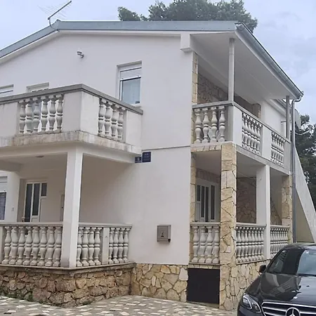 Lana - 40 Metara Do Mora Apartmán Seline
